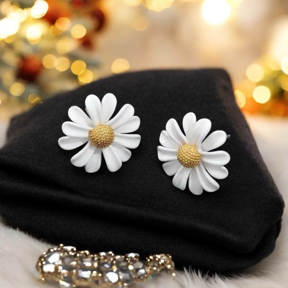 Dainty Daisy Flower Earrings